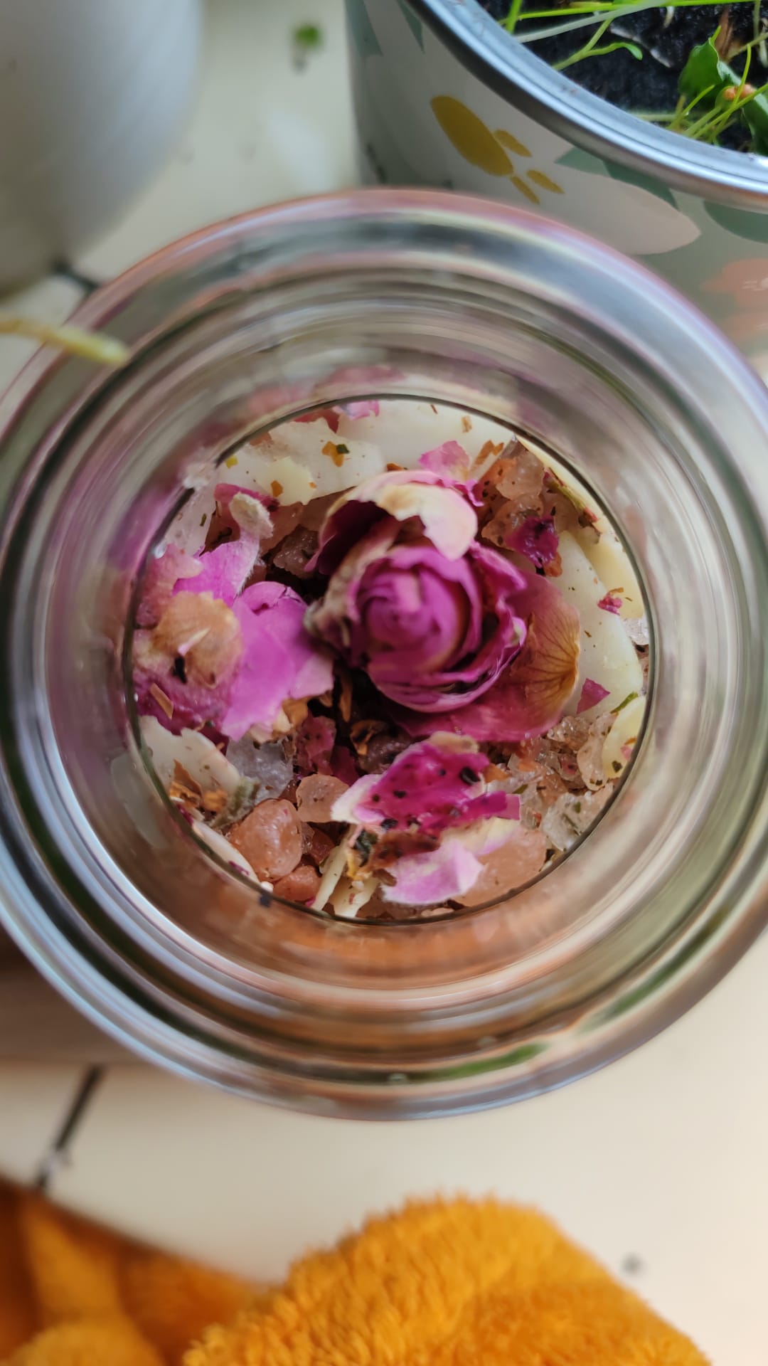 Magnesium bath salt based on roses and fir shards