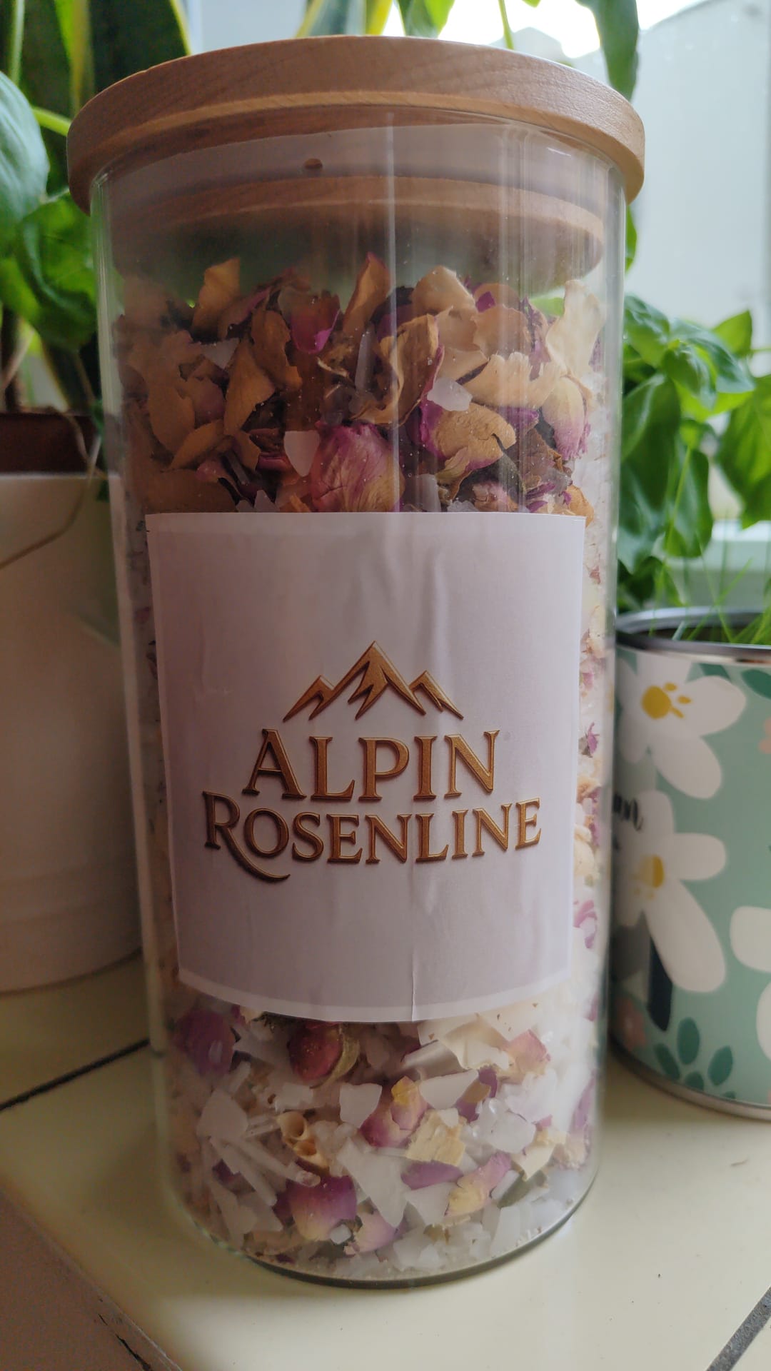 Magnesium bath salt based on roses and fir shards
