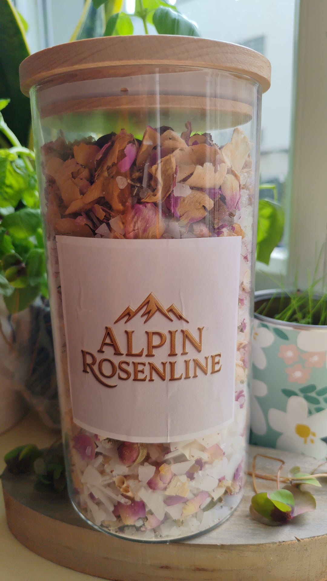 Magnesium bath salt based on roses and fir shards