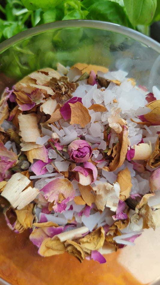 Magnesium bath salt based on roses and fir shards
