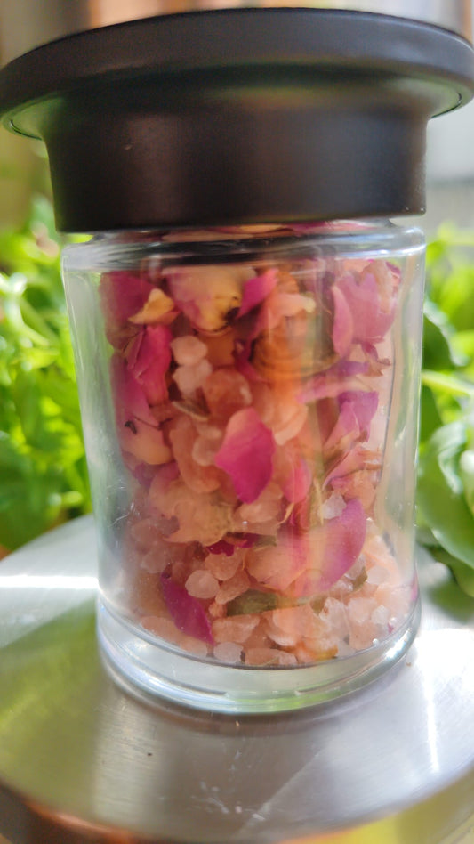Himalayan saltAbmasa with rose petals