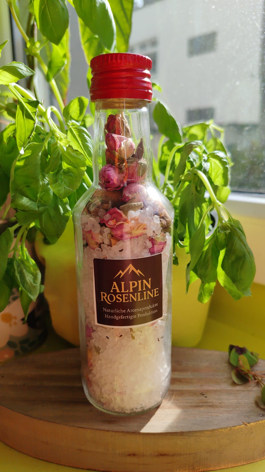 Magnesium from zechstein with Roses and pine shavings