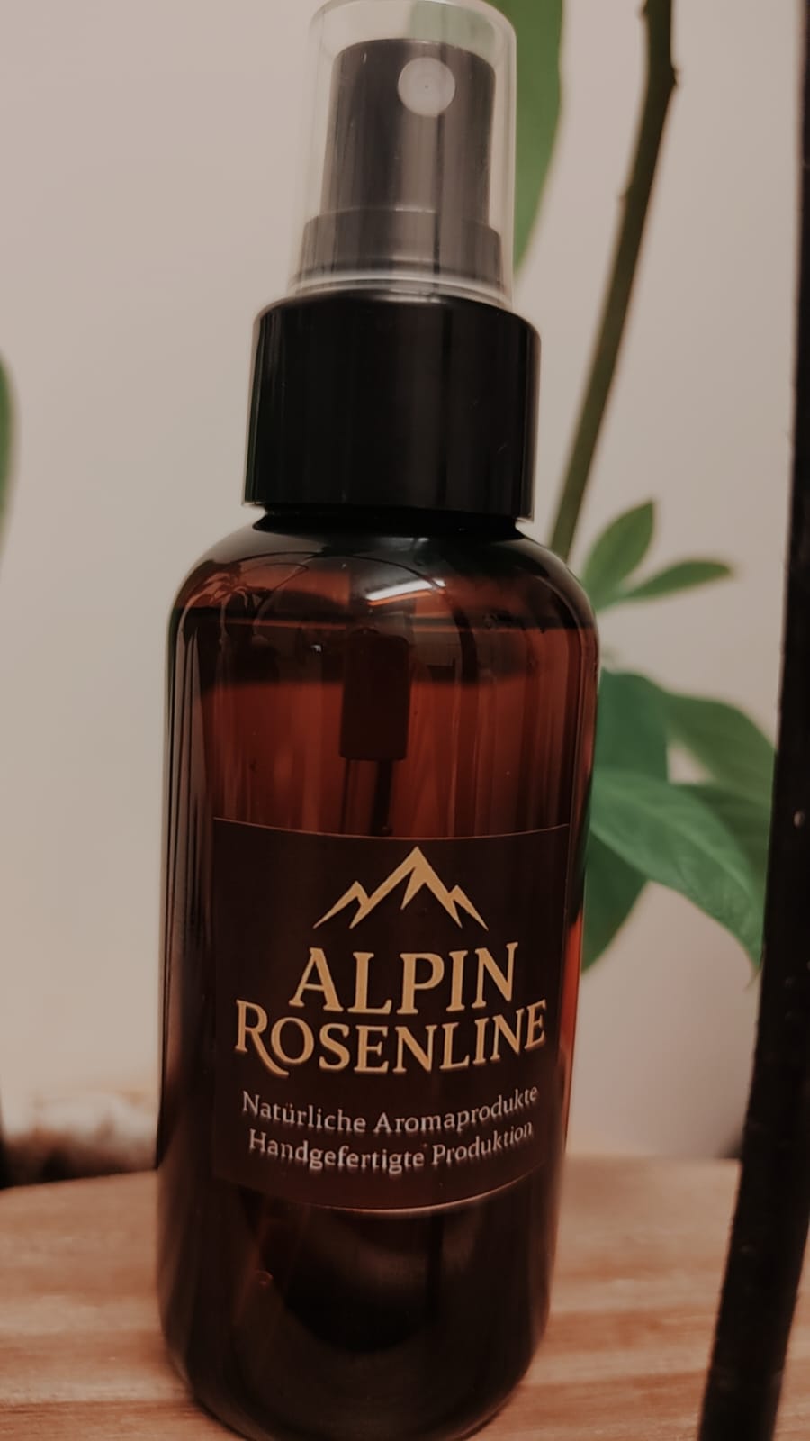 Rosenwasser mit Rosenblättern