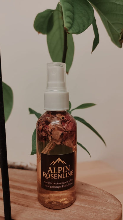 Rosen Wasser Angereichert mit Rosenkultur-Blütenblättern