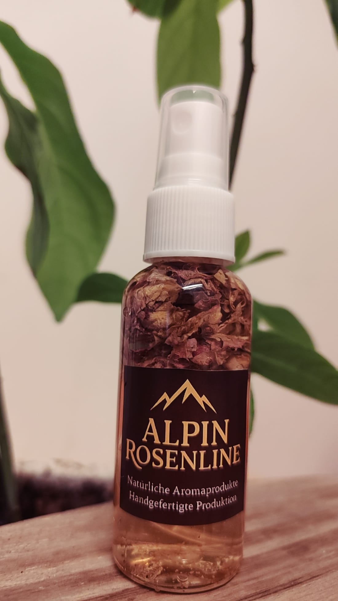 Rosenwasser mit Rosenblättern