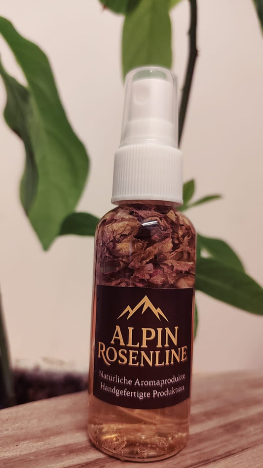 Rosenwasser mit Rosenblättern