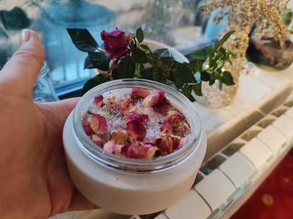 Vitales Salz mit kultivierten Rosenknospen