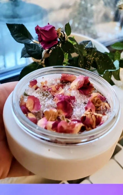 Vitales Salz mit kultivierten Rosenknospen